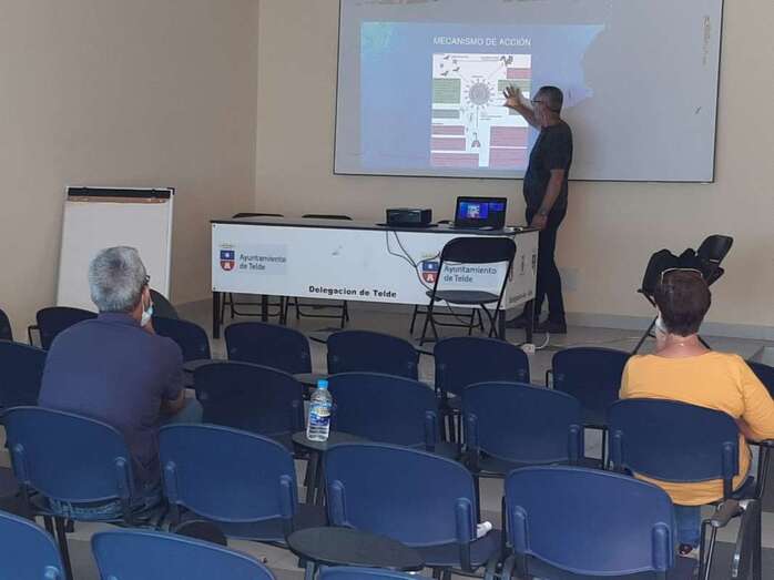 Charla sobre salud laboral al personal de Deportes (Foto TA)